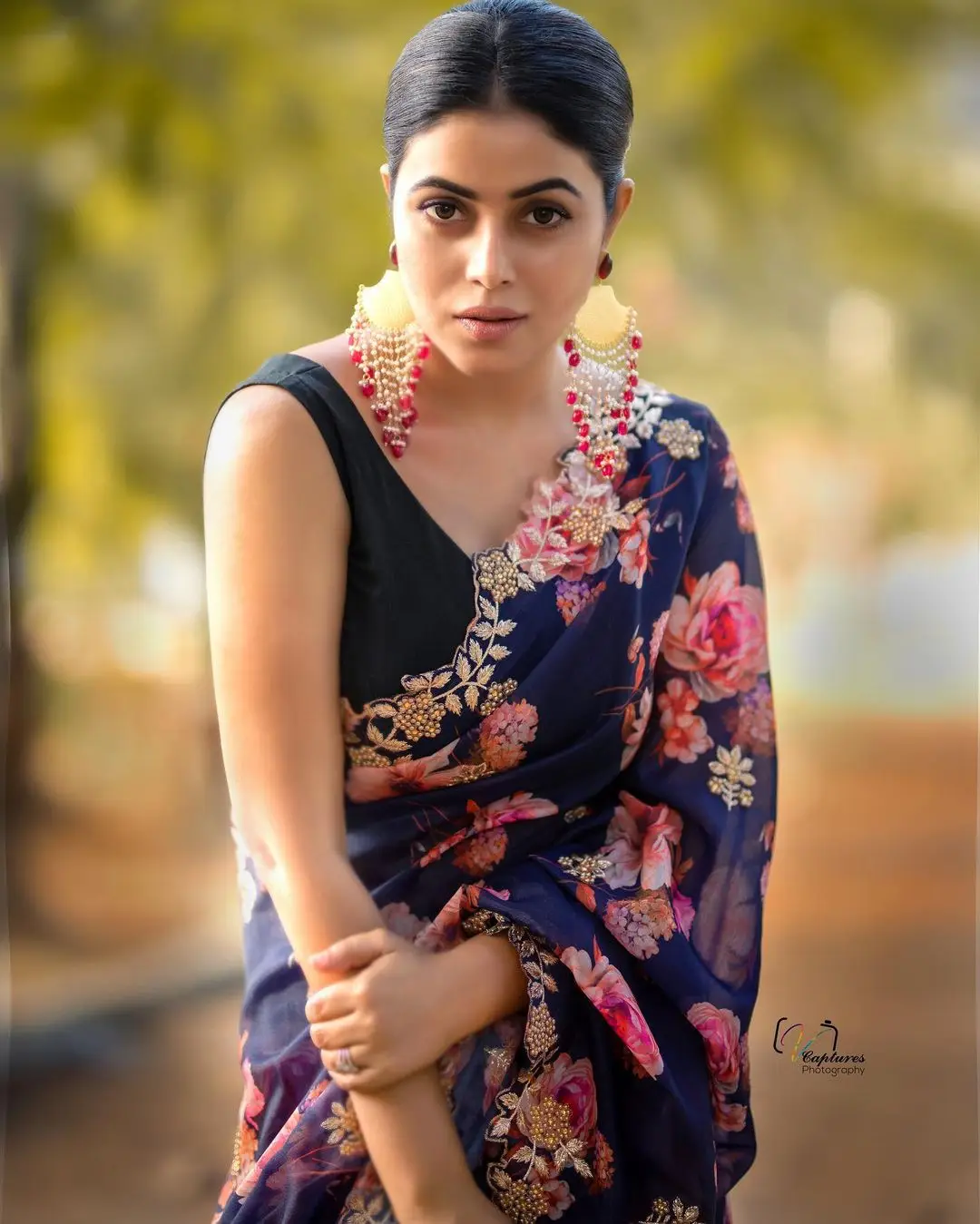 Shamna Kasim Mesmerizing Looks In Beautiful Blue Saree Sleeveless Blouse